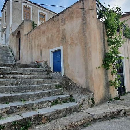 Traditional Hillside Cottage Gythio Buitenkant foto