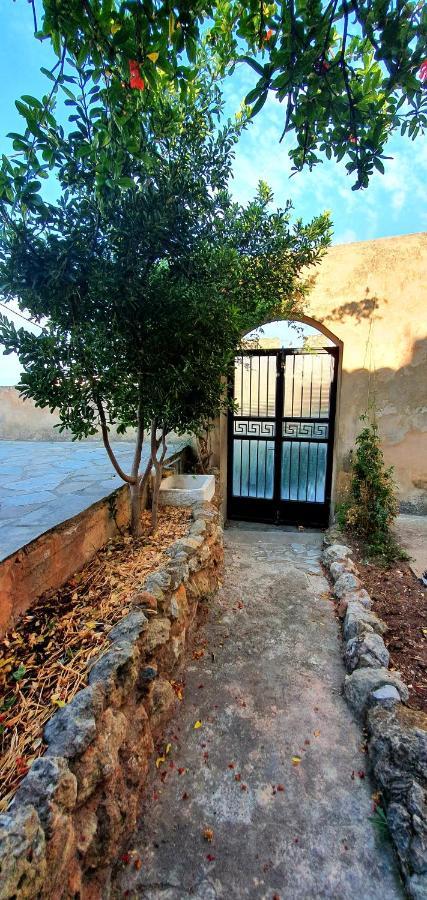 Traditional Hillside Cottage Gythio Buitenkant foto